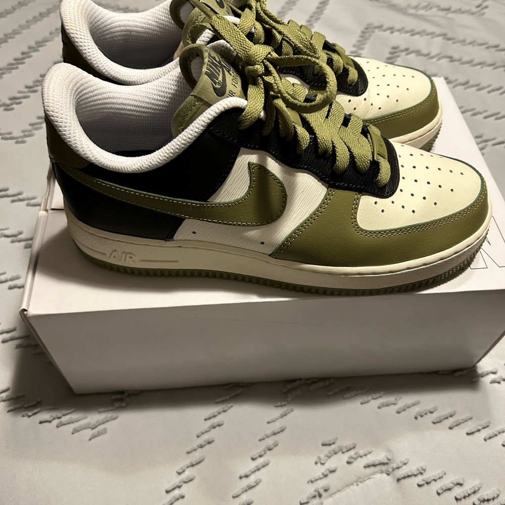 Nike Air Force 1’s, Custom made to the Dallas cowboys (army edition). Size 8